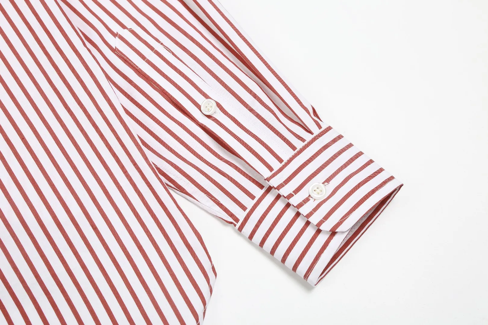 P250 White background picture [Popular new model] Style number: 25019# Color: red/green/blue Size: S to Custom dyed original pearlescent white buttons, large and small divisions, vertical eyelets ✅ - Special shaped chiffon foil is included in the collar door tube, not easy to deform and pull ✅ - RL three-color large and small vertical striped shirt, extraordinary isometric, cleverly matched stripes, diverse wear to stimulate self-expression, relaxed layering to play with the look of the four seasons